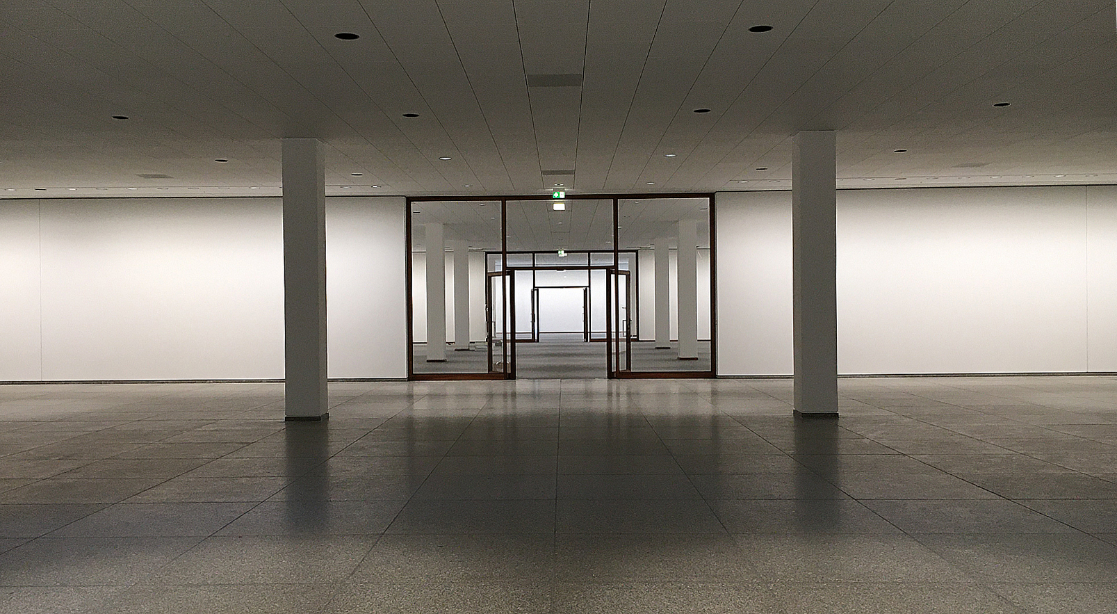 Neue Nationalgalerie nach der Renovierung, 2021 (Untergeschoss, Blick nach Westen) (c) Frieder Schnock